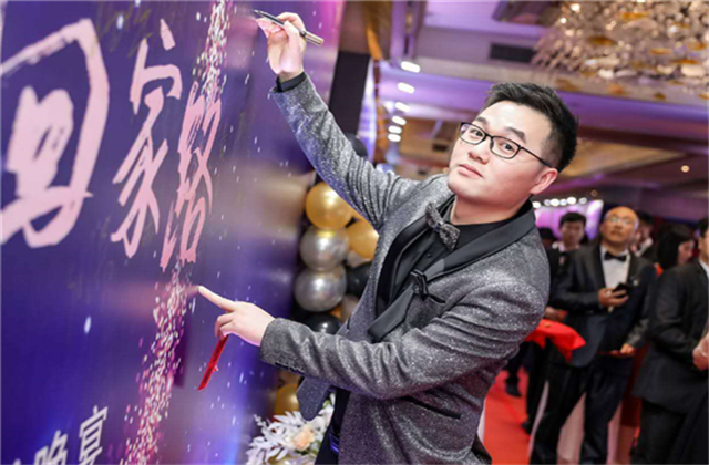 【高光“疫”事】勇敢逆行的特殊“网约车”——人生就是博90后，用信念打通生命运输线